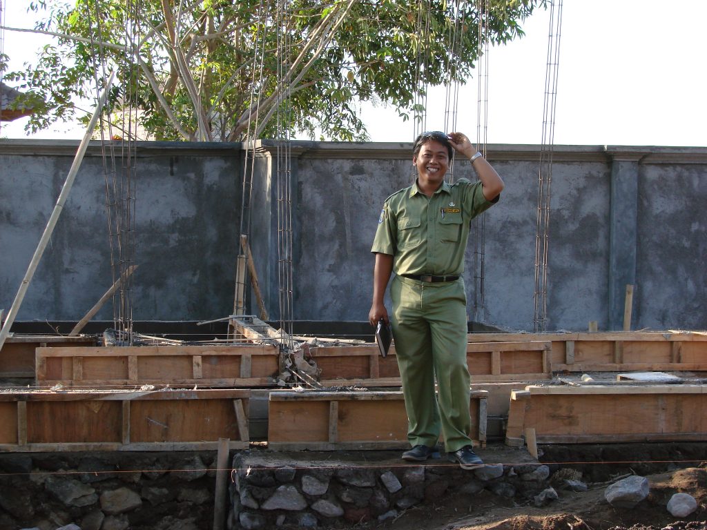 Architect Weda Asmara at the building site of Villa Sinar Cint